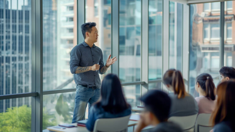 Aprenda a escalar programas de aprendizado em empresas de crescimento rápido com tecnologia e líderes capacitados.
